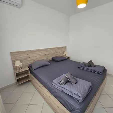 Swiss - 2 Bedrooms アパート ドゥラス