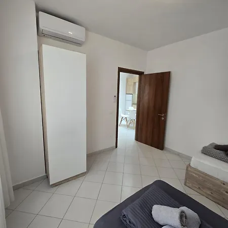 Swiss - 2 Bedrooms アパート ドゥラス